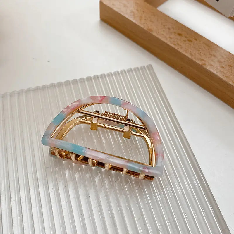 Pinza para el pelo con forma de triángulo pequeño