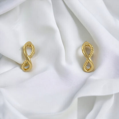 Pendientes de botón chapados en oro de 24 quilates con diseño elegante