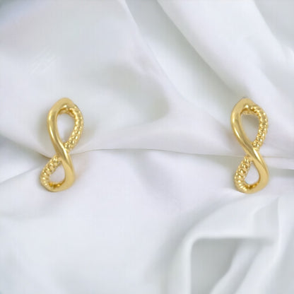 Pendientes de botón chapados en oro de 24 quilates con diseño elegante